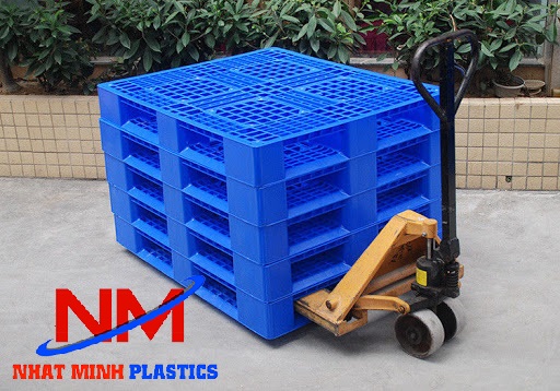 Pallet nhựa xếp chồng đang chuẩn bị vận chuyển cho khách tại Nam Định
