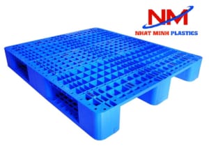 Pallet nhựa 3 chân màu xanh được làm từ nhựa hạt nguyên sinh