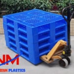 Pallet nhựa xếp chồng đang chuẩn bị vận chuyển cho kh&aacute;ch tại Nam Định